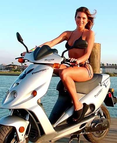 Bikini babe op scooter
